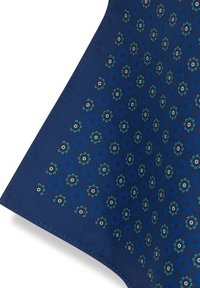 Granatowy materiał z powtarzającym się kwiatowym wzorem w odcieniach niebieskiego, zielonego i czarnego; gładka tekstura z prostą krawędzią.