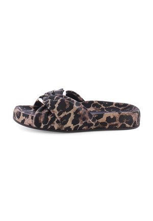 Enkelt leopardprint slip sandal med snoede remme og flad sål på hvid baggrund.
