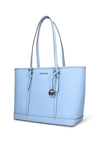 Borsa tote azzurro chiaro realizzata in materiale sintetico liscio. Presenta doppi manici, accessori color argento e un ciondolo con logo pendente.
