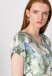 mine to five TOM TAILOR BLOUSE EASY SHAPE - Blusa - beige green marble design