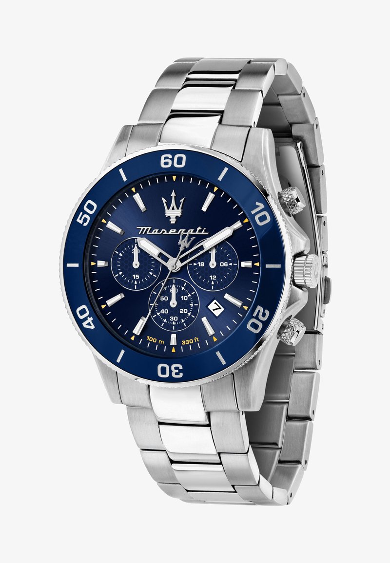 Roestvrijstalen chronograaf horloge met een blauwe bezel en wijzerplaat, zilveren accenten, drie sub-dials en een datumaanduiding op de zes-uurspositie.