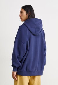 Nike Sportswear SPORTSWEAR CLUB - Ikdienas džemperis - midnight navy