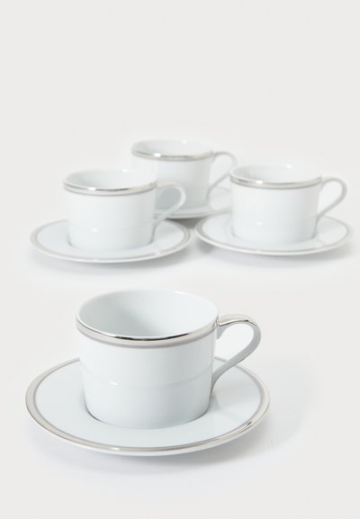 Zestaw czterech białych filiżanek do espresso z porcelany z srebrną obwódką, charakteryzujących się gładkim, błyszczącym wykończeniem oraz okrągłymi spodkami.