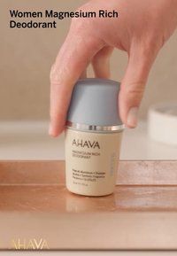 AHAVA magnesiumrik deodoran i en beige behållare med ett ljusblått lock, med silverdetaljer och tydliga, läsbara etiketter.