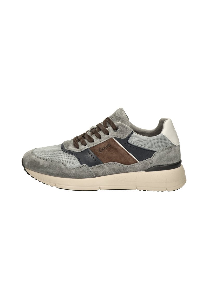 Grijze en blauwe sneaker met een mix van gestructureerd suède en mesh materialen, met bruine accenten, donkere veters en een witte hielkap.