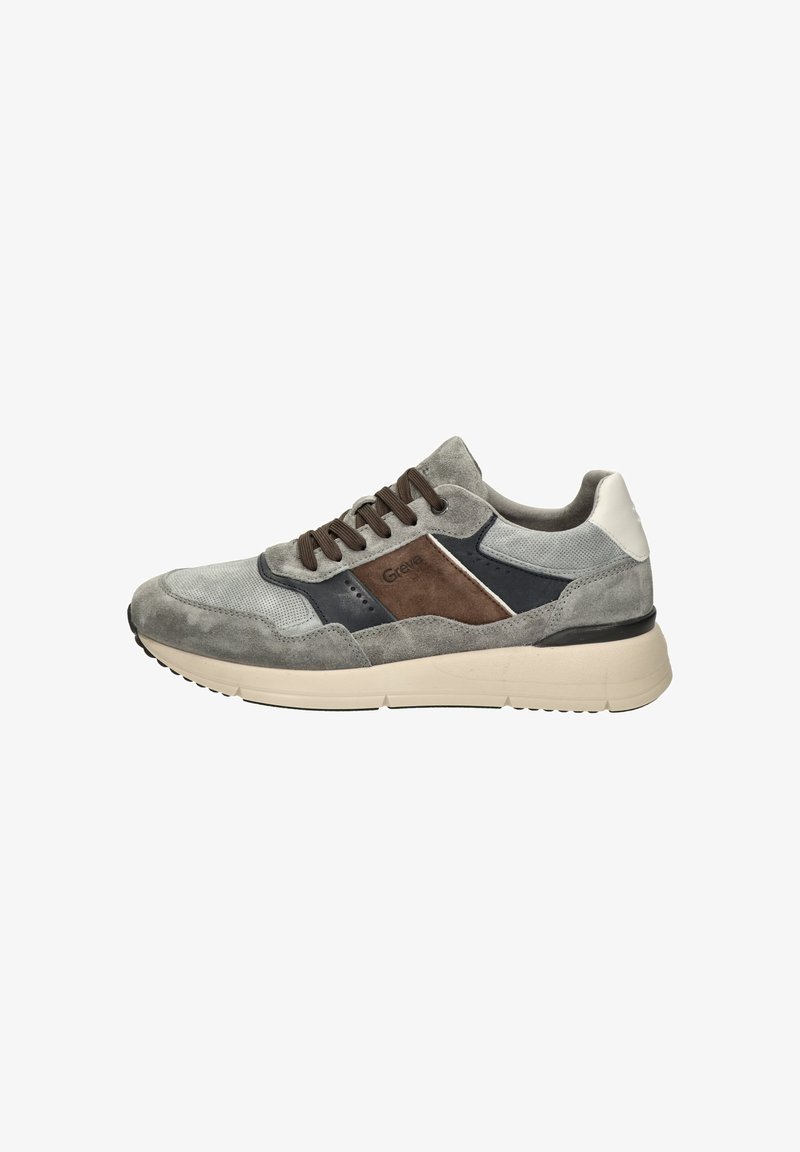 Grijze en blauwe sneaker met een mix van gestructureerd suède en mesh materialen, met bruine accenten, donkere veters en een witte hielkap.