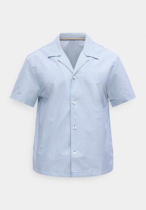 Ανοιχτό μπλε και λευκό ριγέ πουκάμισο με κοντά μανίκια, χαλαρό γιακά και λευκά κουμπιά μπροστά, σε απλό φόντο.
