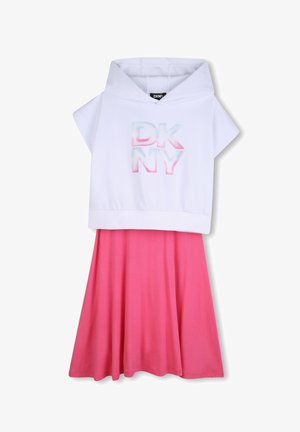 Hoodie blanc court avec logo "DKNY" en couleurs pastel, associé à une jupe rose fluide. Tissu doux avec une texture lisse.