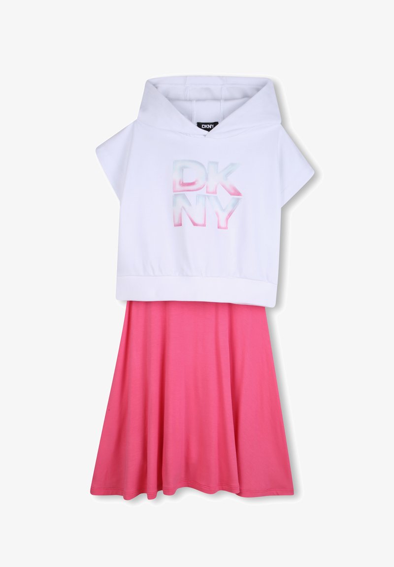 Hoodie blanc court avec logo "DKNY" en couleurs pastel, associé à une jupe rose fluide. Tissu doux avec une texture lisse.