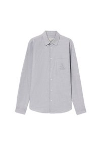 Camisa de manga larga gris claro hecha de algodón, con cierre de botones en la parte delantera, cuello clásico y un bolsillo con un logo bordado.
