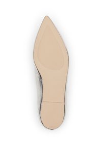 Chaussure à talons hauts en métal argenté avec un bout pointu, texture lisse et une semelle en caoutchouc beige présentant des rainures horizontales pour une meilleure adhérence.