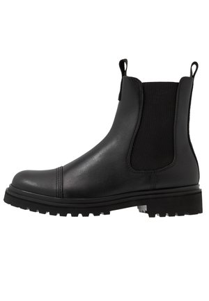 Černá kožená Chelsea bota s elastickými bočními panely, tahacími poutky u kotníku a silnou podešví s drážkami pro trakci a odolnost.