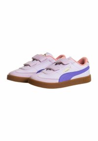 Sneakers lilla con accenti viola, cinturini in velcro e una suola in gomma testurizzata. Presentano un piccolo logo dorato sul lato. Design casual.