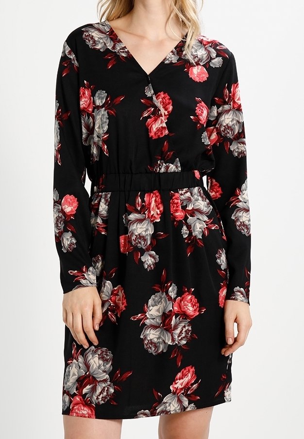 Robe noire à manches longues avec imprimé floral rose et gris, encolure en V et taille élastique froncée, portée par une femme.
