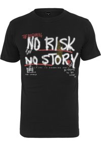 Camiseta de algodón negra con un atrevido texto en blanco y rojo estilo graffiti, que incluye "NO RIESGO NO HISTORIA", junto con frases adicionales en una fuente desgastada.