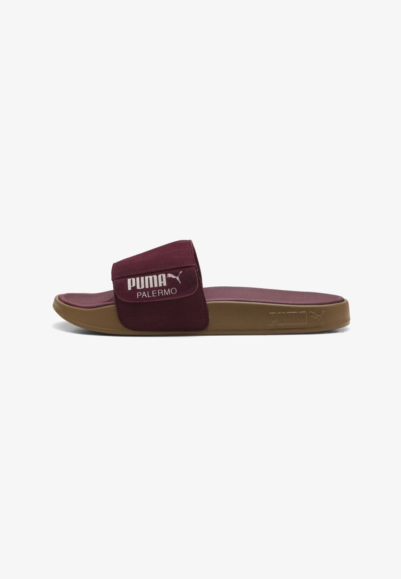 Puma Palermo slide sandaler med en maroon syntetisk overdel, justerbar strop og en brun gummisål med præget logo-detalje.