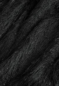 Czarna tekstura sztucznego futra z długimi, delikatnymi włóknami i subtelnym połyskiem, tworząca warstwowy wygląd. Brak wyraźnych wzorów lub akcentów.