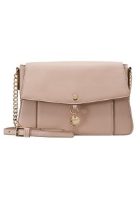Borsa a tracolla in pelle rosa chiaro con chiusura a patta, hardware dorato, tracolla a catena e un charm decorativo sul davanti.