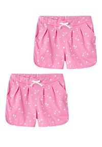 Rosa Shorts aus weichem Stoff, mit einem Kordelzugbund, Falten und einem weißen Blumenmuster. Abgerundeter Saum und Seitentaschen.