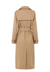 Trench coat lungo beige realizzato in un tessuto текстurizzato. Presenta una vita con cintura, un colletto ampio e polsini con bottoni, con dettaglio di spacco sul retro.