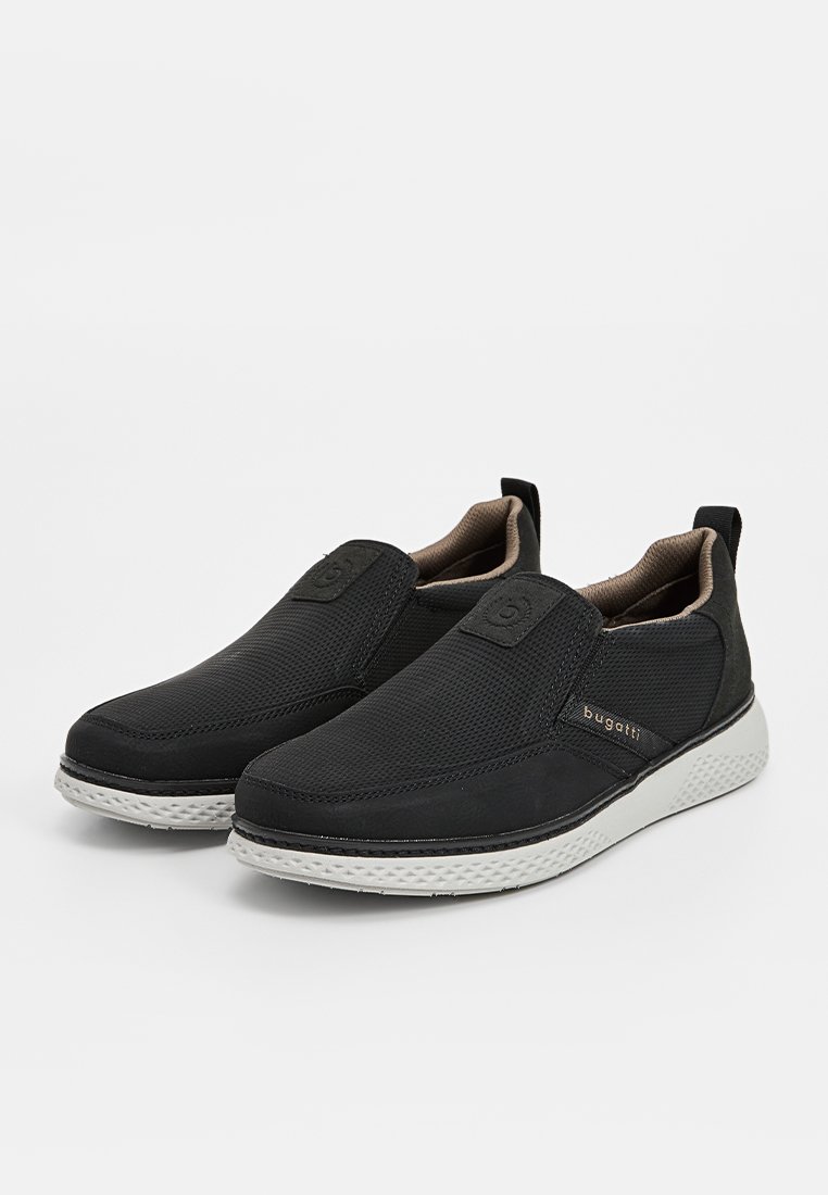 Schwarze Slipper aus einem Mesh- und Synthetik-Obermaterial mit einer hellgrauen strukturierten Sohle und dezentem Branding an der Seite.