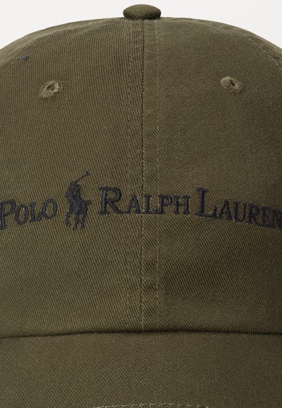 Capsulă de bumbac de culoare verde măsliniu, cu logo brodat "Polo Ralph Lauren" în nuanță de navy. Coroană structurată cu o vizieră curbată și guri de ventilație.