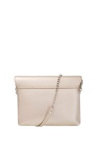 Clutch in pelle beige con chiusura a patta, tracolla in catena argentata e dettagli di cucitura minimi. Texture liscia e forma rettangolare.