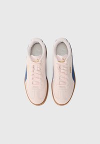 Sneakers din suede roz deschis cu accente albastre, având o talpă texturată, un design clasic cu șireturi și un detaliu cu logo auriu pe lateral.