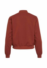 Rückansicht einer rostfarbenen Bomberjacke mit geripptem Kragen, Bündchen und Saum, auf einem weißen Hintergrund präsentiert.