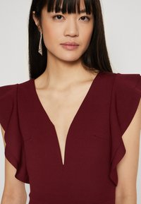 WAL G. PLUNGE NECKLICE WITH FLUTTER SLEEVES DRESS - Φόρεμα ημέρας - berry wine
