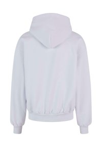 Sudadera con capucha en lavanda clara, con dobladillo y mangas acanaladas. Textura suave con un corte relajado y sin adornos visibles.