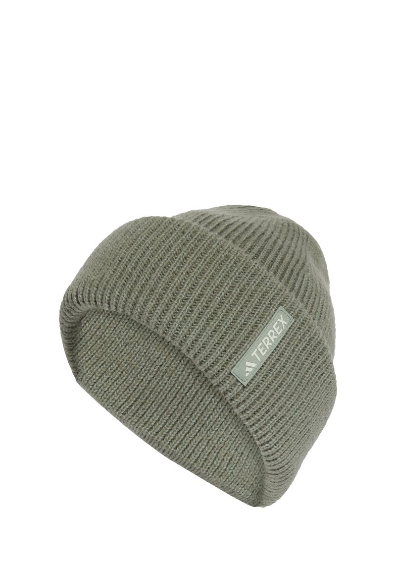 Stickad, olivgrön mössa med vikbart mudd och en liten grå märkeslapp med "TERREX"-logotypen.