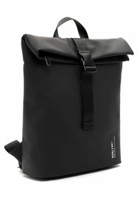 Svart rulltoppsryggsäck gjord av vattentåligt material, med spänne, justerbara remmar och en stilren, minimalistisk design.