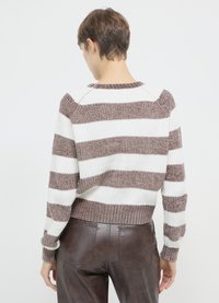 Gestreifter Pullover in Weiß und Braun, mit gerippter Textur, rundem Halsausschnitt und überschnittenen Schultern. Kurze Länge mit gerippten Bündchen.