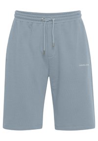 Shorts en mélange de coton bleu clair avec une taille élastique, un cordon de serrage, des poches latérales et un petit logo "CASUAL" imprimé sur le devant.