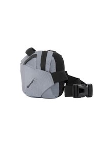 Bolso de hombro de tela gris con detalles en negro, que cuenta con un compartimento principal con cremalleras y una correa ajustable con una hebilla de plástico.