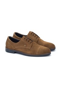 Zapatos de ante marrón con cordones, punta redonda, acentos texturizados en contraste y suela de goma negra. Diseño simple con seis ojetes.