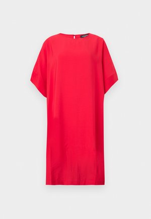 Rotes kniegeschnittenes Kleid mit kurzen, weiten Ärmeln und Rundhalsausschnitt, auf weißem Hintergrund dargestellt.