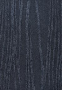 Tessuto grigio scuro con sottili strisce verticali testurizzate che creano un motivo ondulato e lineare sulla superficie.