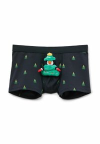 Černé boxerky s vzorem zelených vánočních stromků; na přední straně je plyšový tučňák oblečený jako vánoční stromek.