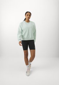 adidas Sportswear ESSENTIALS SMALL LOGO FEEL COZY  - Sportinis megztinis - linen green/white