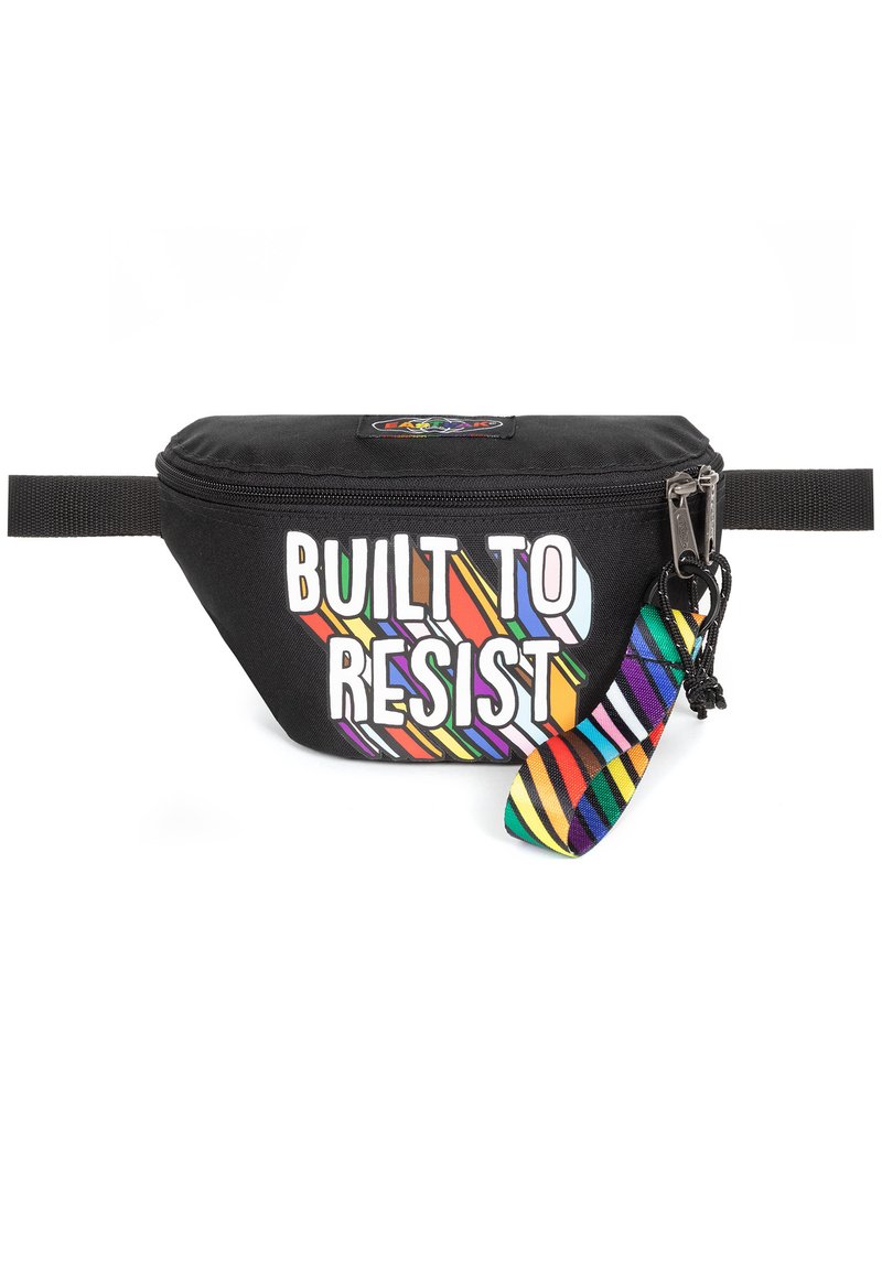Marsupio nero con chiusura a zip. Presenta la scritta "PROGETTATO PER RESISTERE" in bianco. Accentuato da una tracolla a righe multicolori.