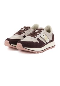 Un paio di sneakers beige e marrone scuro con suole rosa e lacci marroni, caratterizzate da occhielli dorati e dettagli a striscia laterale.