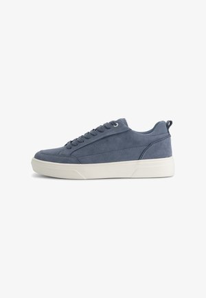 Donkerblauwe suède sneaker met een gestructureerde afwerking, witte rubberen zool en ronde veters, met een achterste lus voor gemakkelijk aan- en uittrekken.