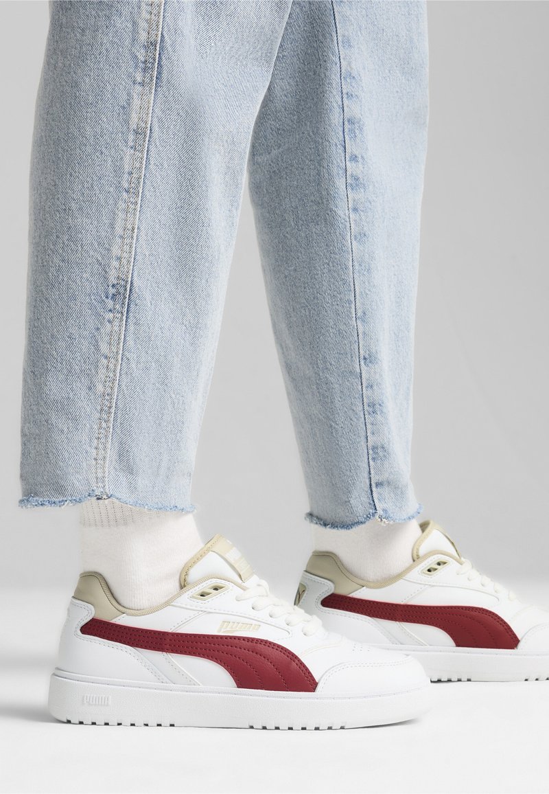 Puma DOUBLECOURT UNISEX - Sportcipő - white intense red