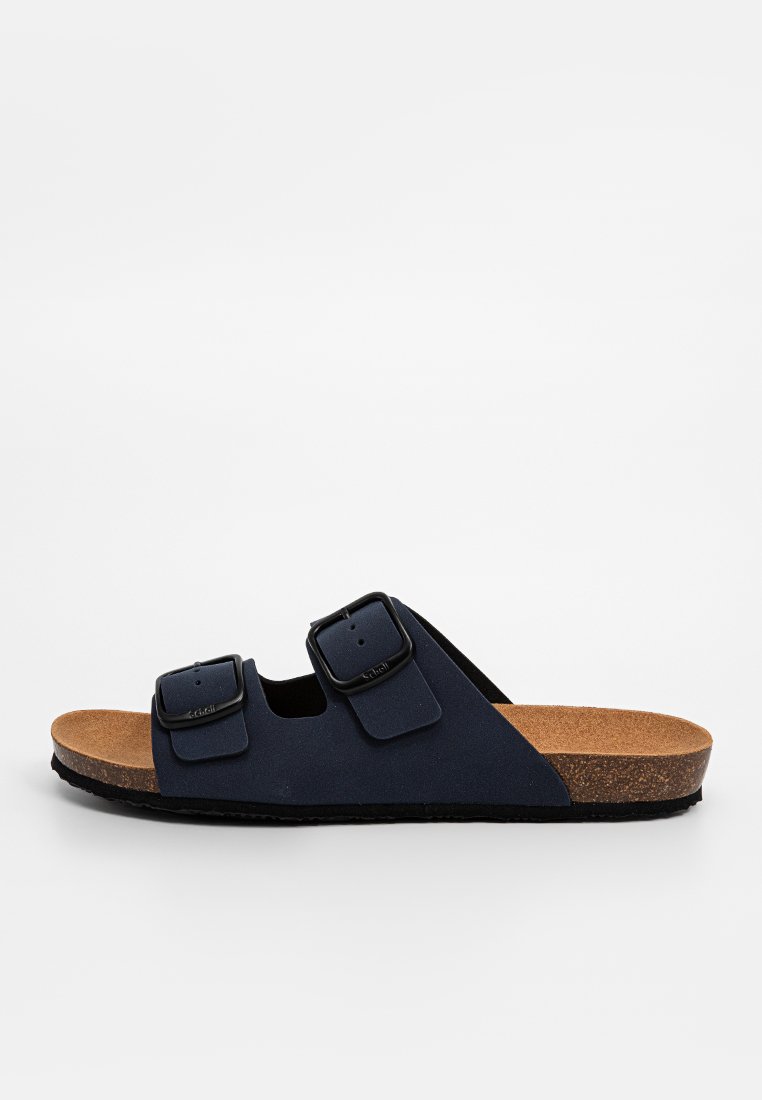 Sandale bleu marine à deux lanières avec boucles réglables, semelle en liège et semelle extérieure en caoutchouc noir texturé. Design plat, style décontracté.