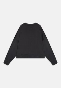 Sudadera negra corta con cuello redondo, hombros caídos y puños acanalados. Fabricada en una tela suave, con una textura lisa y mate.