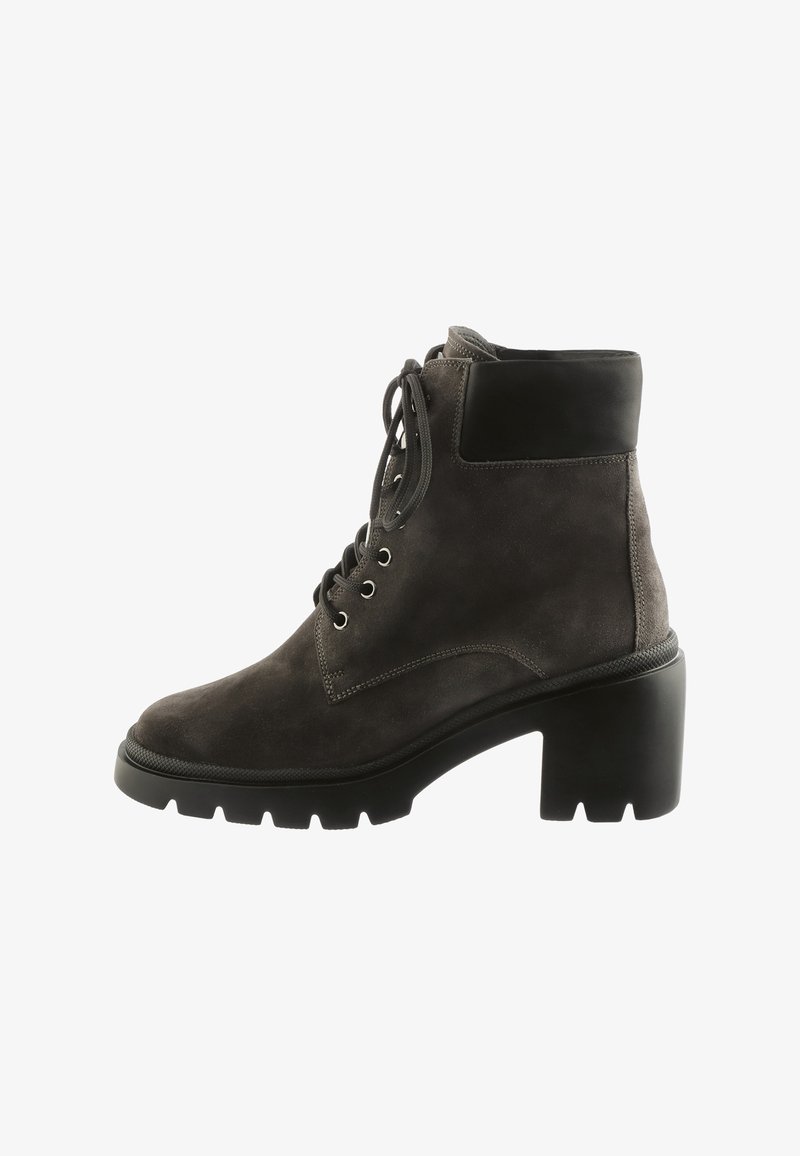 Szare zamszowe botki za kostkę z masywnym czarnym obcasem, sznurowanym przodem, metalowymi oczkami i wyściełanym kołnierzem dla większego komfortu. Gumowa podeszwa z dobrą przyczepnością.
