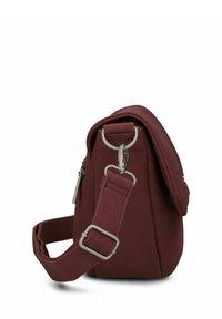 Borsa bordeaux con un esterno morbido e testurizzato, dotata di chiusura a patta, accessori in argento e una tracolla regolabile.