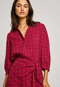 Pepe Jeans PICCI - Košilové šaty - burnt red